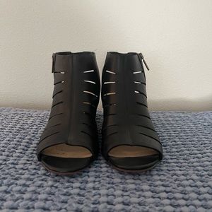 Beautiful!!! Clark sandals! Worn twice. Black, size 9.5